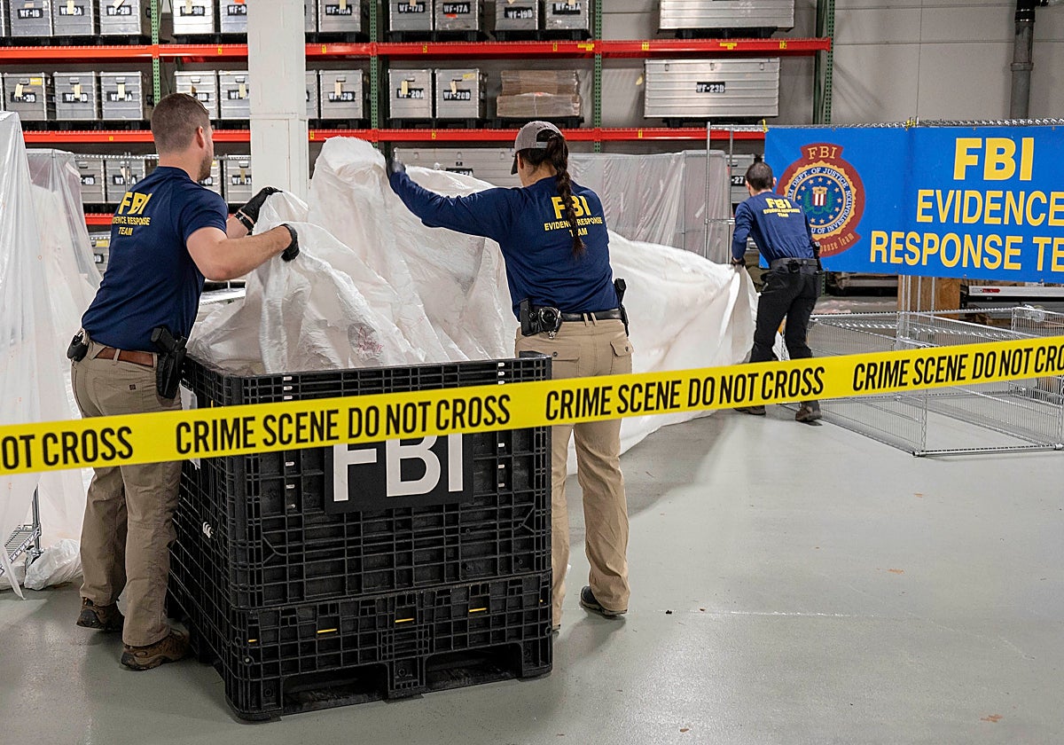 Agentes del FBI manipulan el material recuperado tras el derribo de un globo chino