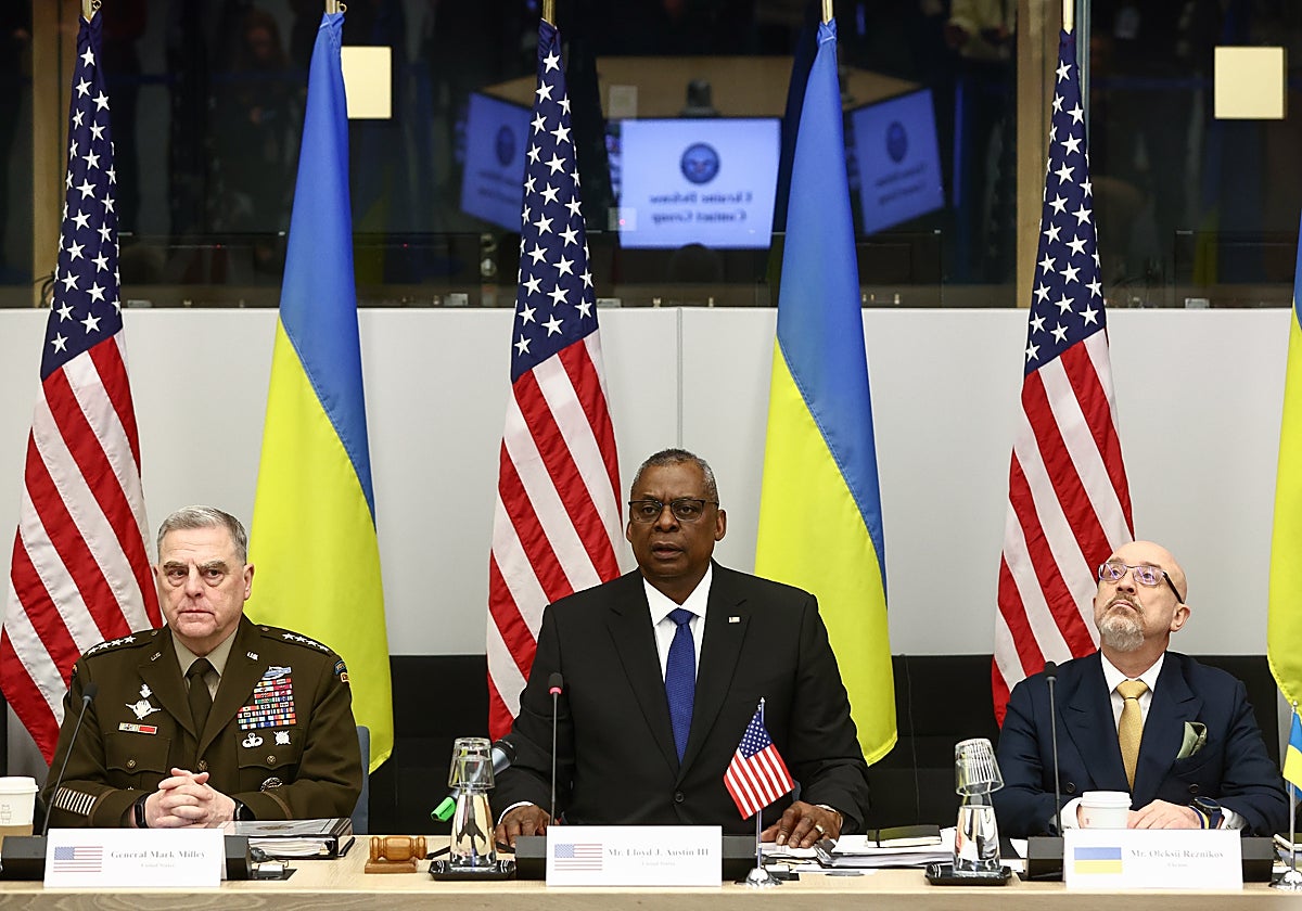 El Jefe del Estado Mayor Conjunto, General Mark Milley, el Secretario de Defensa de Estados Unidos, Lloyd Austin (izq.), y el Ministro de Defensa ucraniano, Oleksii Réznikov, durante la reunión de la OTAN este martes en Bruselas.