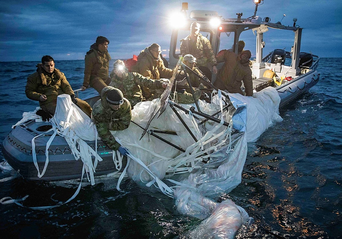 Marineros recogen los restos del globo chino derribado por Estados Unidos sobre el Atlántico