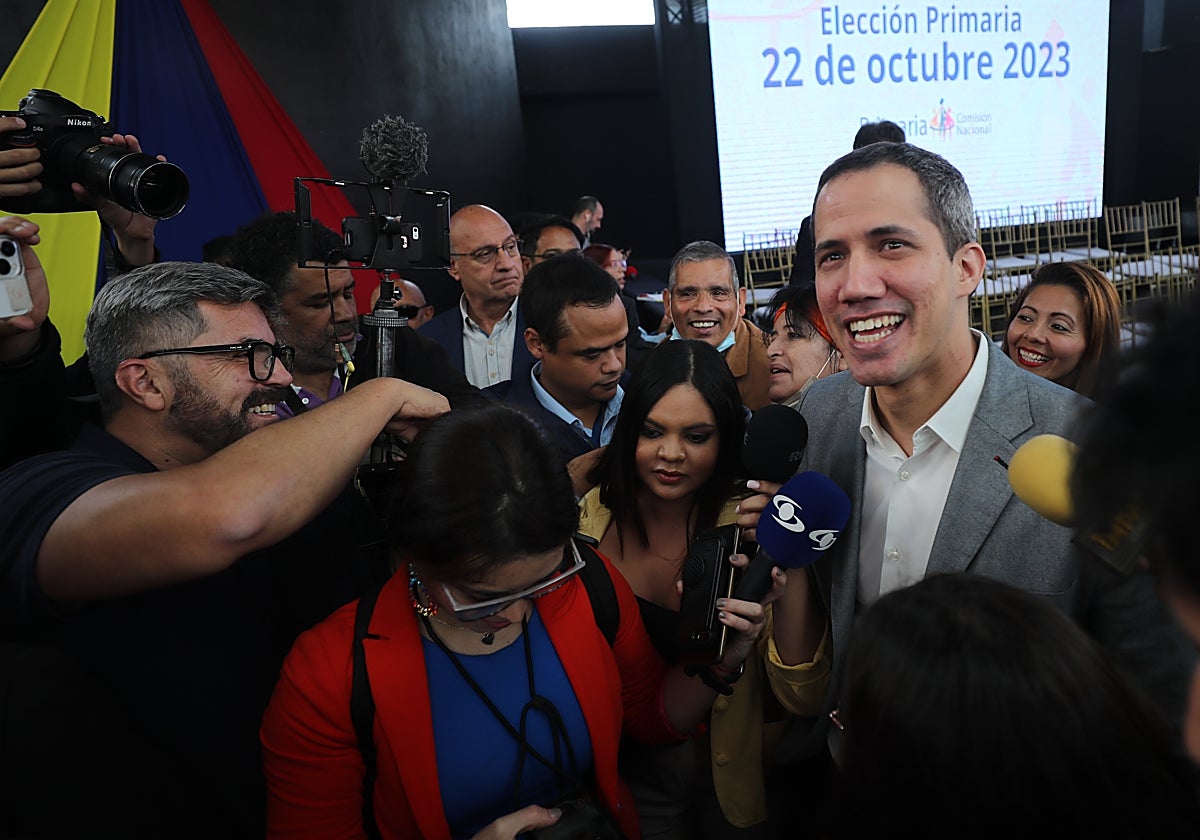 Juan Guaidó, opositor y posible candidato a la presidencia, asiste al anuncio de la Comisión Nacional de Primarias