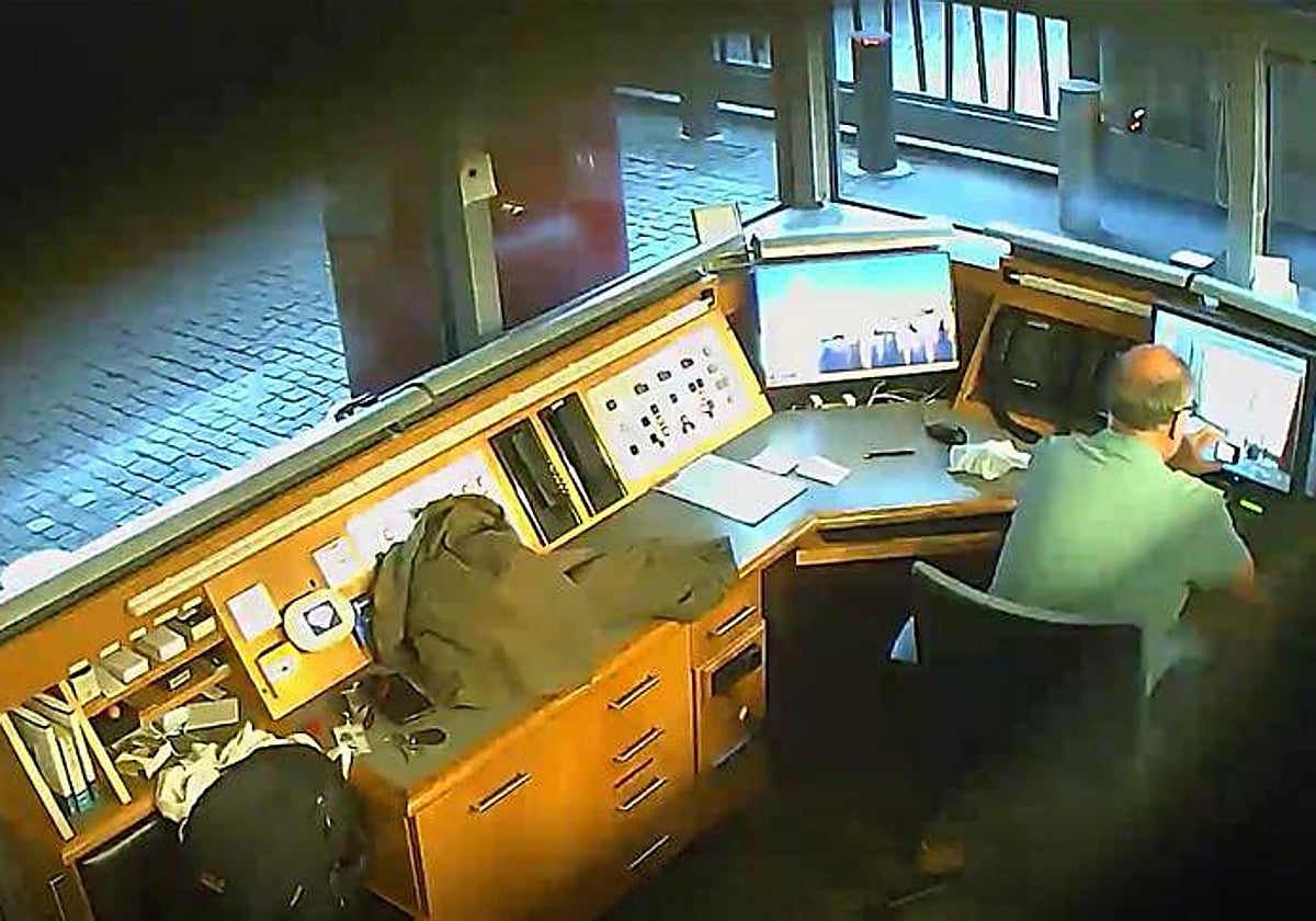 Una cámara de seguridad capta a David Ballantyne Smith en la Embajada británica en Berlín