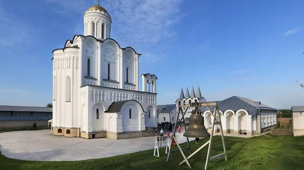 Imagen antes - Monasterio de Svyato-Heorhiyivs en Sviatogorsk, antes y después de los bombardeos rusos