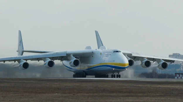 前の画像 - Antonov An-225 Mriya despegando de Hostomel en 2018 y destruido en su hangar, el pasado mayo