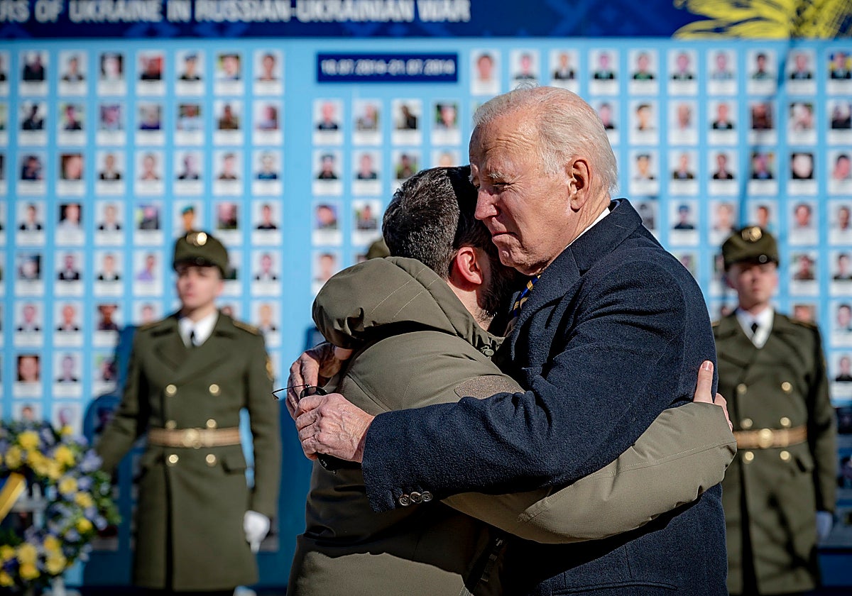 Biden abraza a Zelenski en su visita a Ucrania este lunes