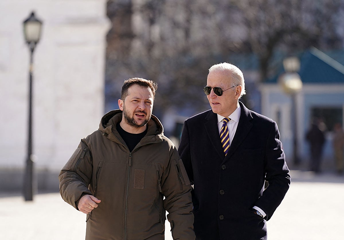 El presidente de EE. UU. Joe Biden pasea junto a Zelenski en su visita sorpresa a Kiev.