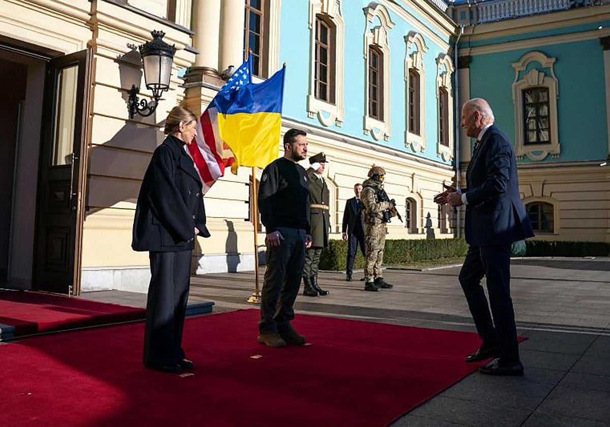 El presidente Joe Biden se reúne con el presidente ucraniano Volodímir Zelenski en el Palacio Mariinsky en una visita no anunciada a Kiev