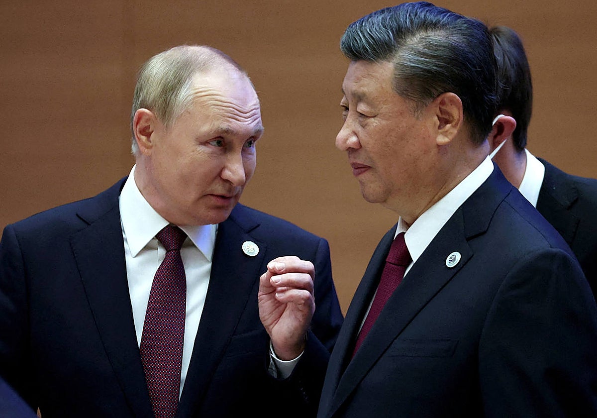 El presidente de Rusia, Vladímir Putin, con su homólogo chino, Xi Jinping