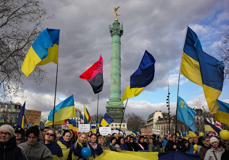 Jornada de manifestaciones contra Putin en Francia: «Un Estado terrorista amenaza a toda Europa»