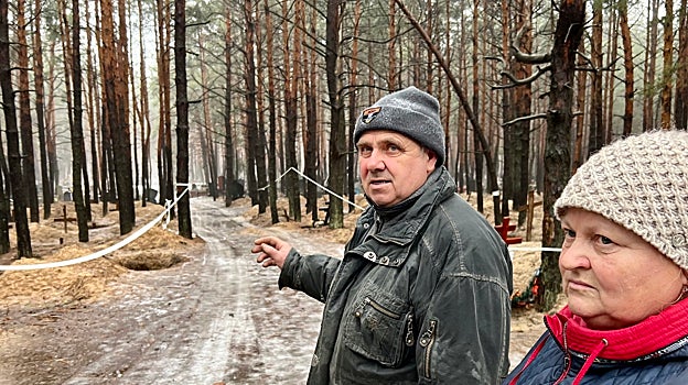 Grigori y Tamara Moroz tienen a muchos familiares enterrados en este cementerio de Izium