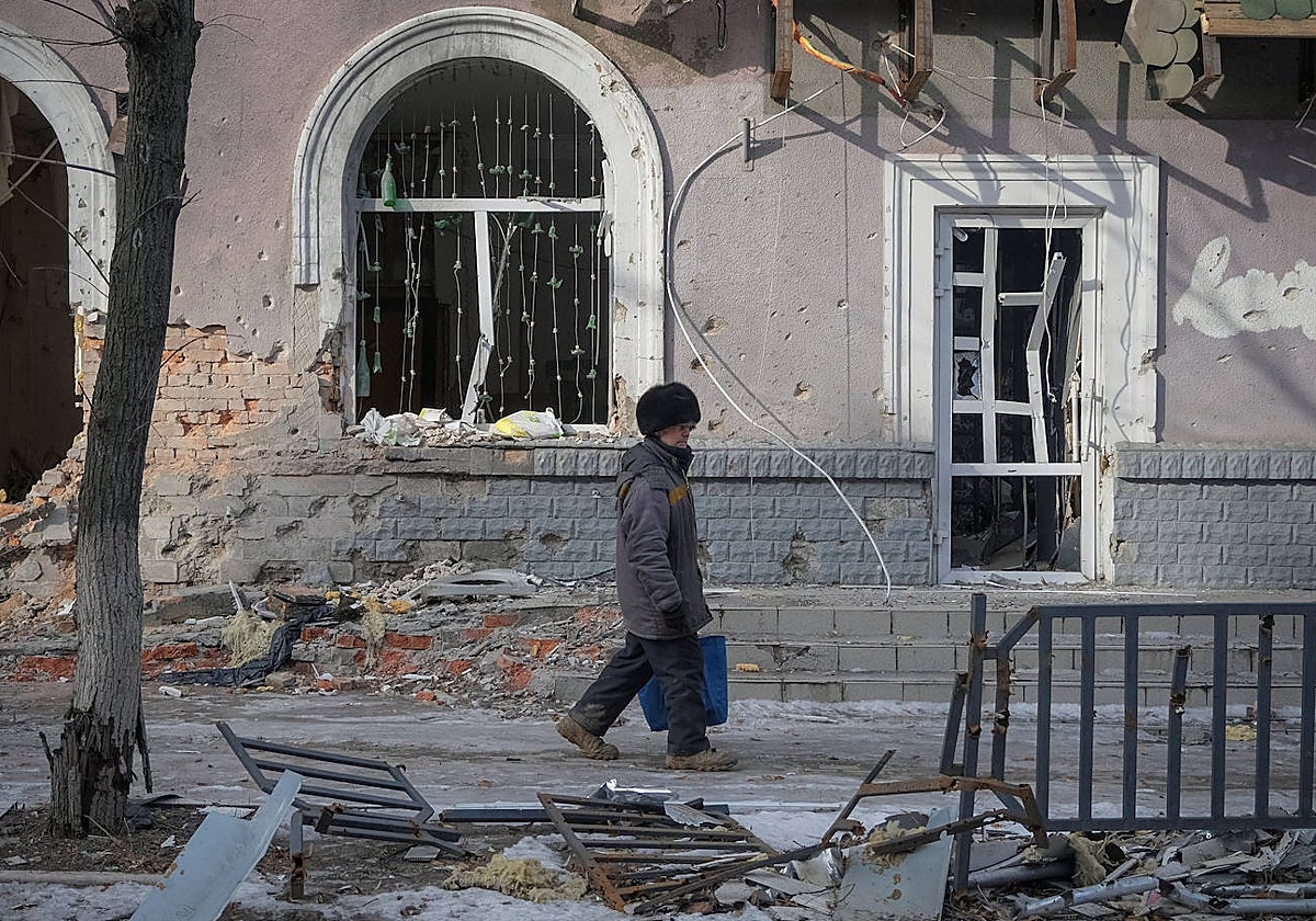 Un civil camina entre las ruinas de Bajmut, la ciudad donde se concentra la ofensiva rusa