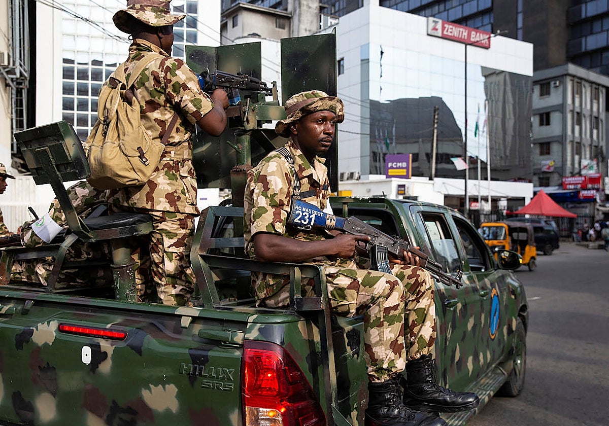 Dos militares patrullan cerca de un mercado en Lagos para evitar disturbios