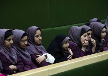 Envenenan a cientos de niñas en Irán para que no vayan a la escuela