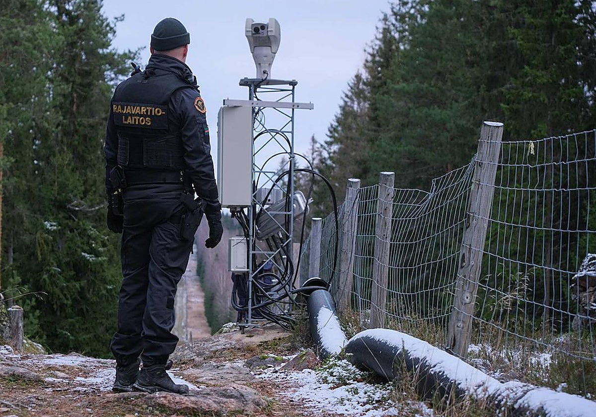 Un guardia fronterizo vigila la valla que hasta ahora separaba Finlandia de Rusia