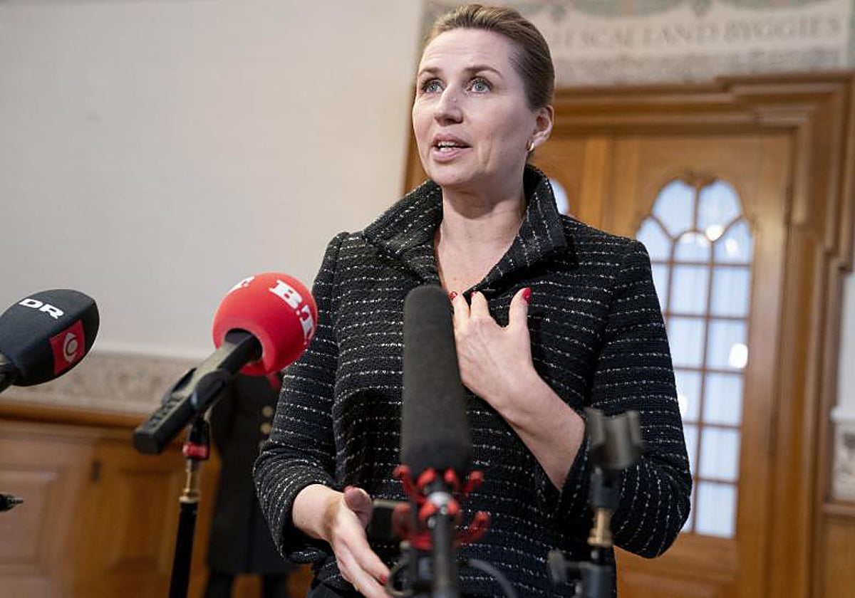 La primera ministra danesa, Mette Frederiksen, habla con los medios de comunicación después de una reunión en Folketinget en Christiansborg en Copenhague, Dinamarca