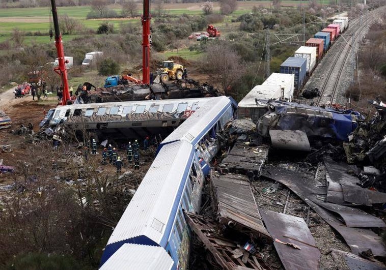 Fotogalería: las imágenes del terrible choque de dos trenes en Grecia