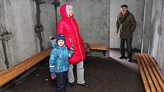 Un grupo de personas en el interior de uno de los refugios de Dnipró