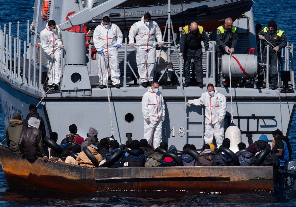 Un barco de la Guardia di Finanza rescata a un grupo de inmigrantes en el Mediterráneo