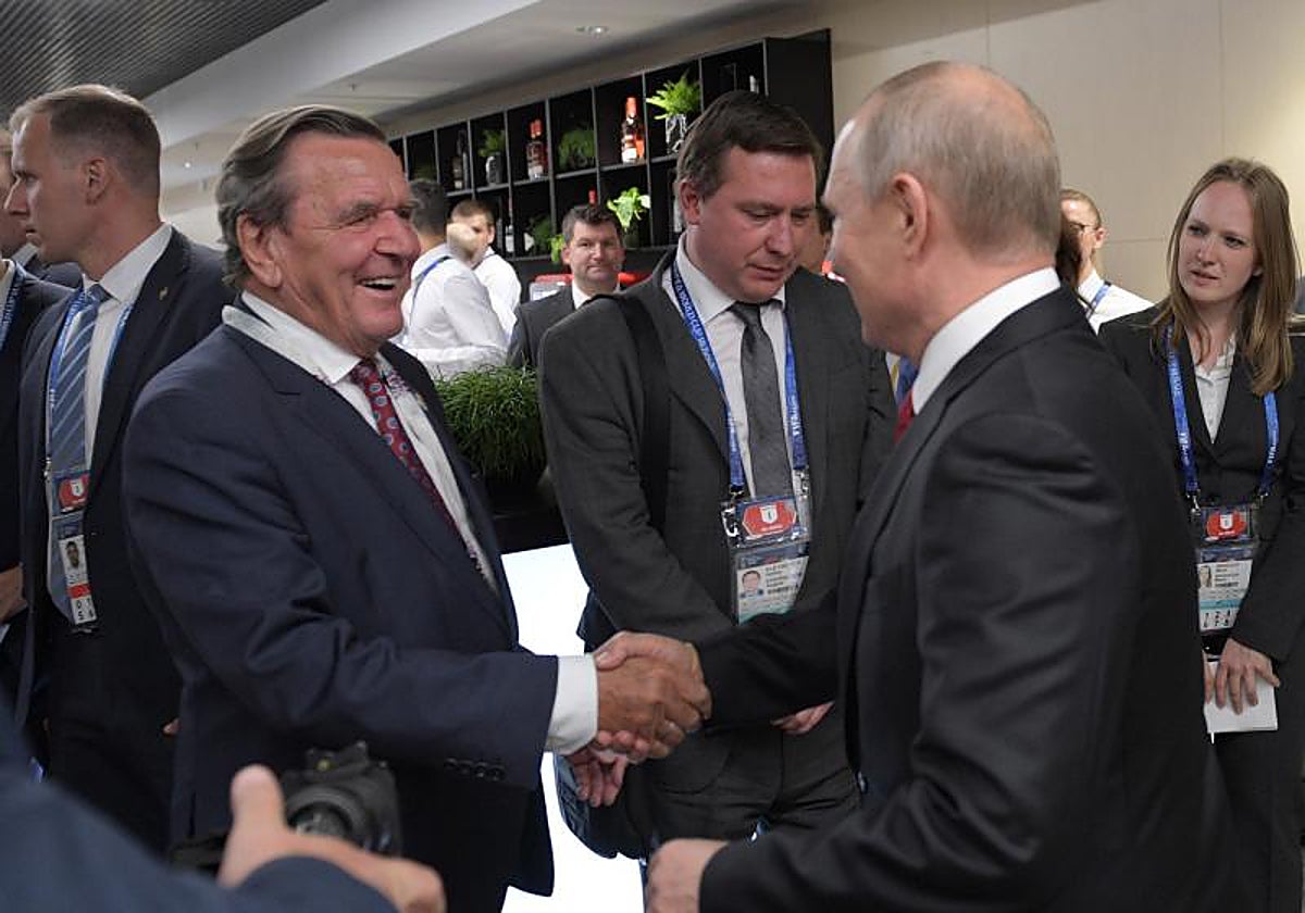 El excanciller alemán Gerhard Schröder saluda al presidente ruso Vladímir Putin
