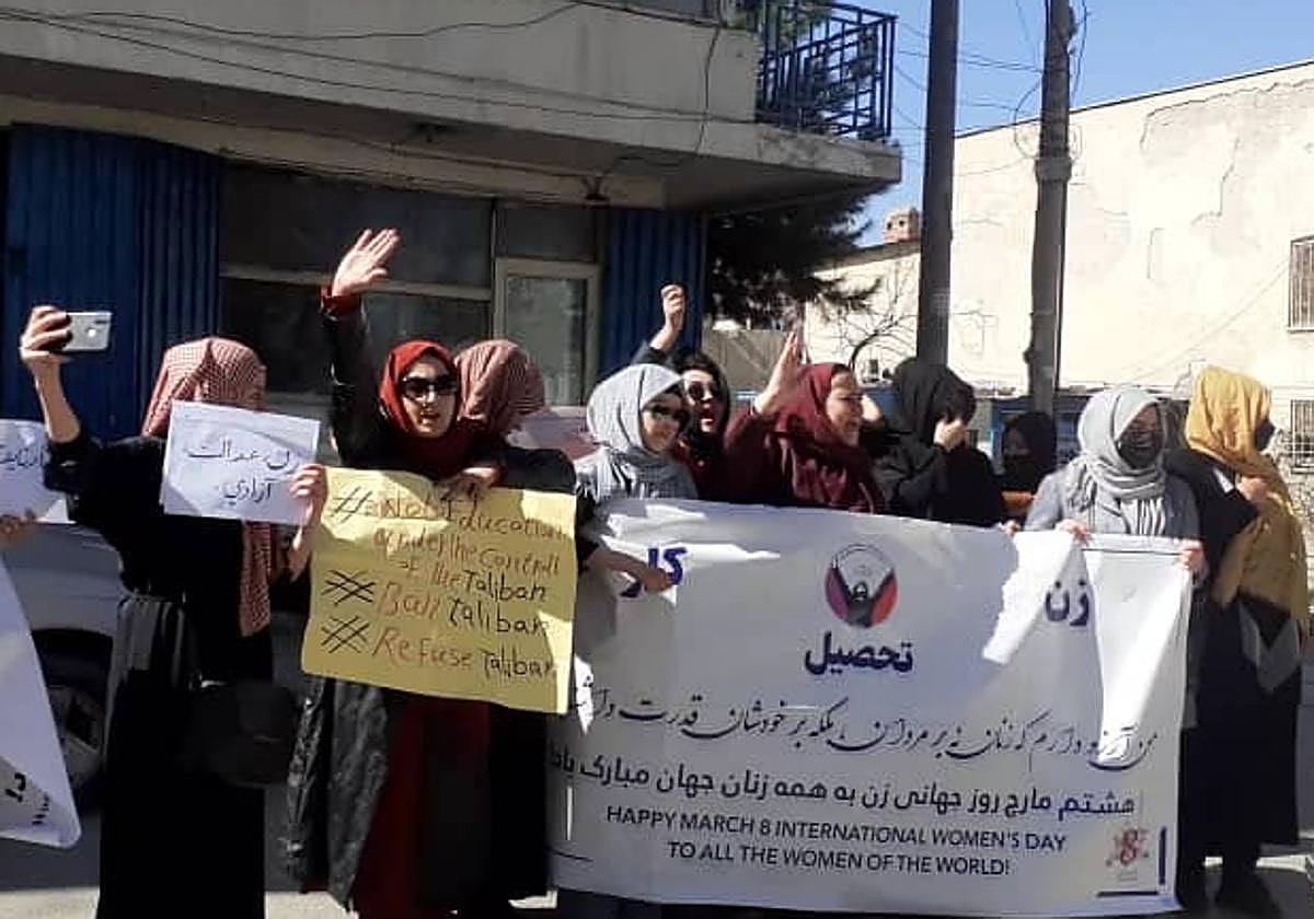 Mujeres afganas se manifiestan a las puertas de la sede de Naciones Unidas en Kabul pidiendo derechos y libertadades para ellas en su país