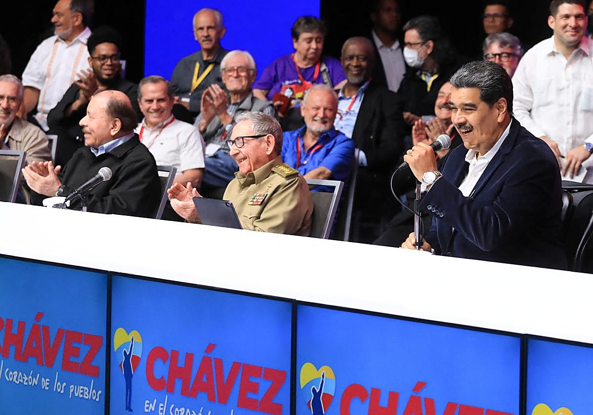 Daniel Ortega, a la izquierda, junto Raúl Castro y Nicolás Maduro, en una conmemoración por los diez años de la muerte de Chávez