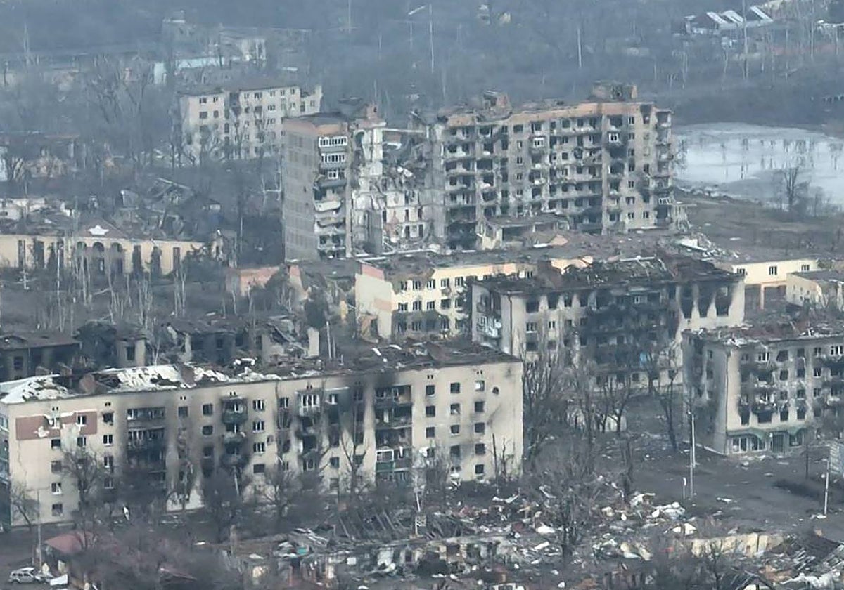 Edificios destrozados en Bajmut, la ciudad del Donbass epicentro de los combates