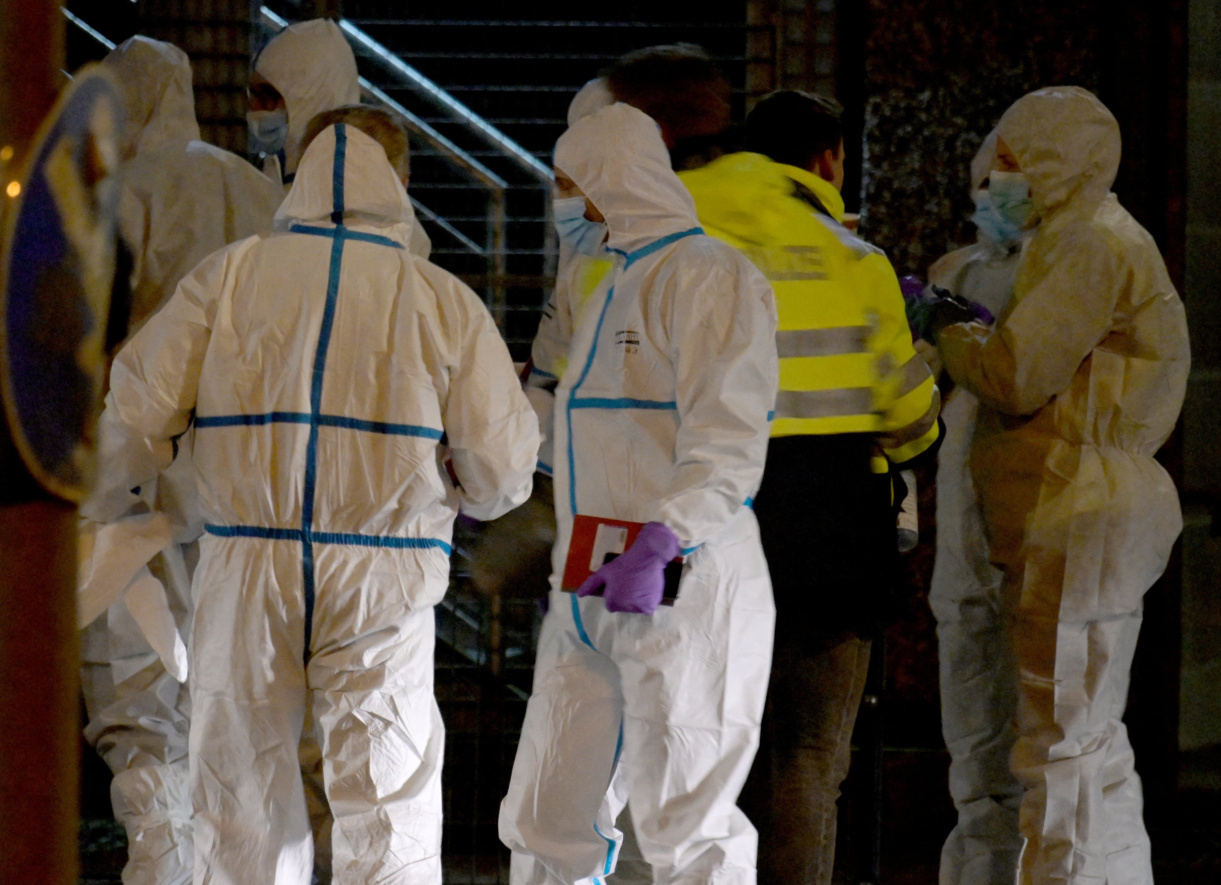 Médicos forenses llegan a la escena del crimen