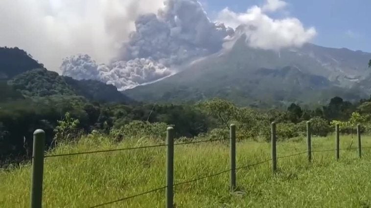 El volcán Merapi entra en erupción en Indonesia causando una columna de humo y cenizas