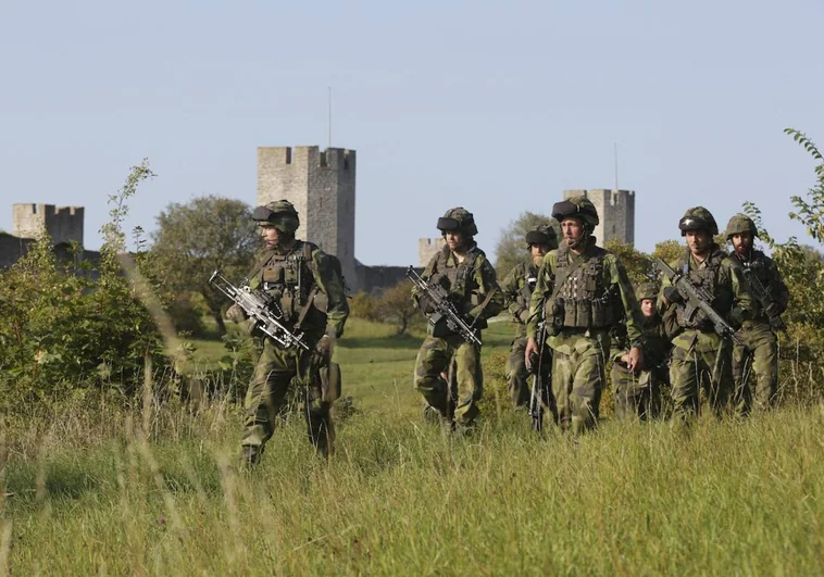 Un grupo de soldados suecos patrulla en la isla de Gotland
