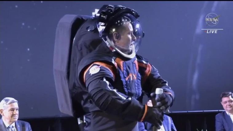 La NASA presenta los nuevos trajes de sus astronautas