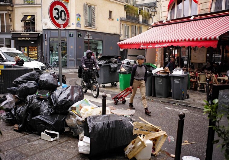 París se prepara entre montañas de basura para la votación en la Asamblea Nacional de la reforma de las pensiones de Macron