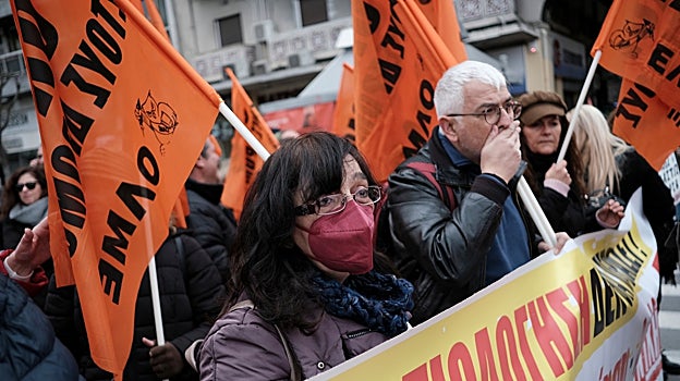 Los sindicatos griegos convocan una huelga de 24 horas en los sectores público y privado tras el mortal accidente de tren