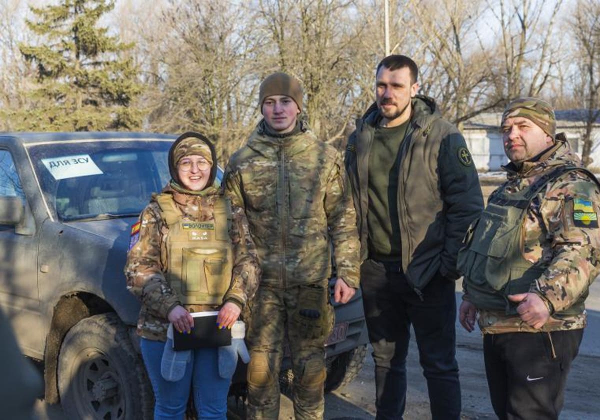 Yana Statna (I) desafía al peligro mientras entrega ayuda y evacúa civiles de la región de Donetsk, donde es testigo de la creciente destrucción causada por la ofensiva rusa en Bajmut y admira la resiliencia de los soldados ucranianos y de los residentes que quedan