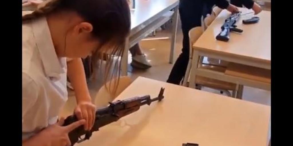 El impactante video de niños rusos aprendiendo a usar armas en el colegio