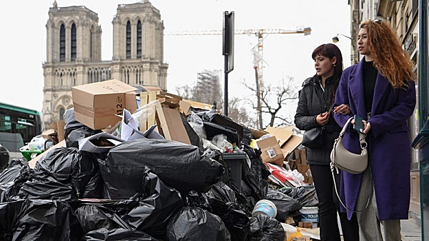 Montones de basura en una calle de París como consecuencia de la huelga de los basureros en protesta por al reforma de las pensiones