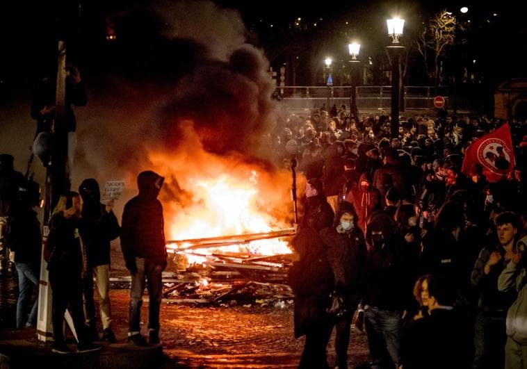 Detenidas 258 personas en París tras una noche de disturbios contra la reforma de las pensiones de Macron