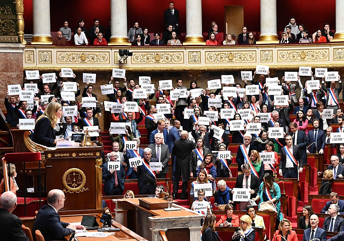 La primera ministra francesa, Elisabeth Borne y el Gobienro de Macron se enfrentan a dos mociones de censura en Francia.