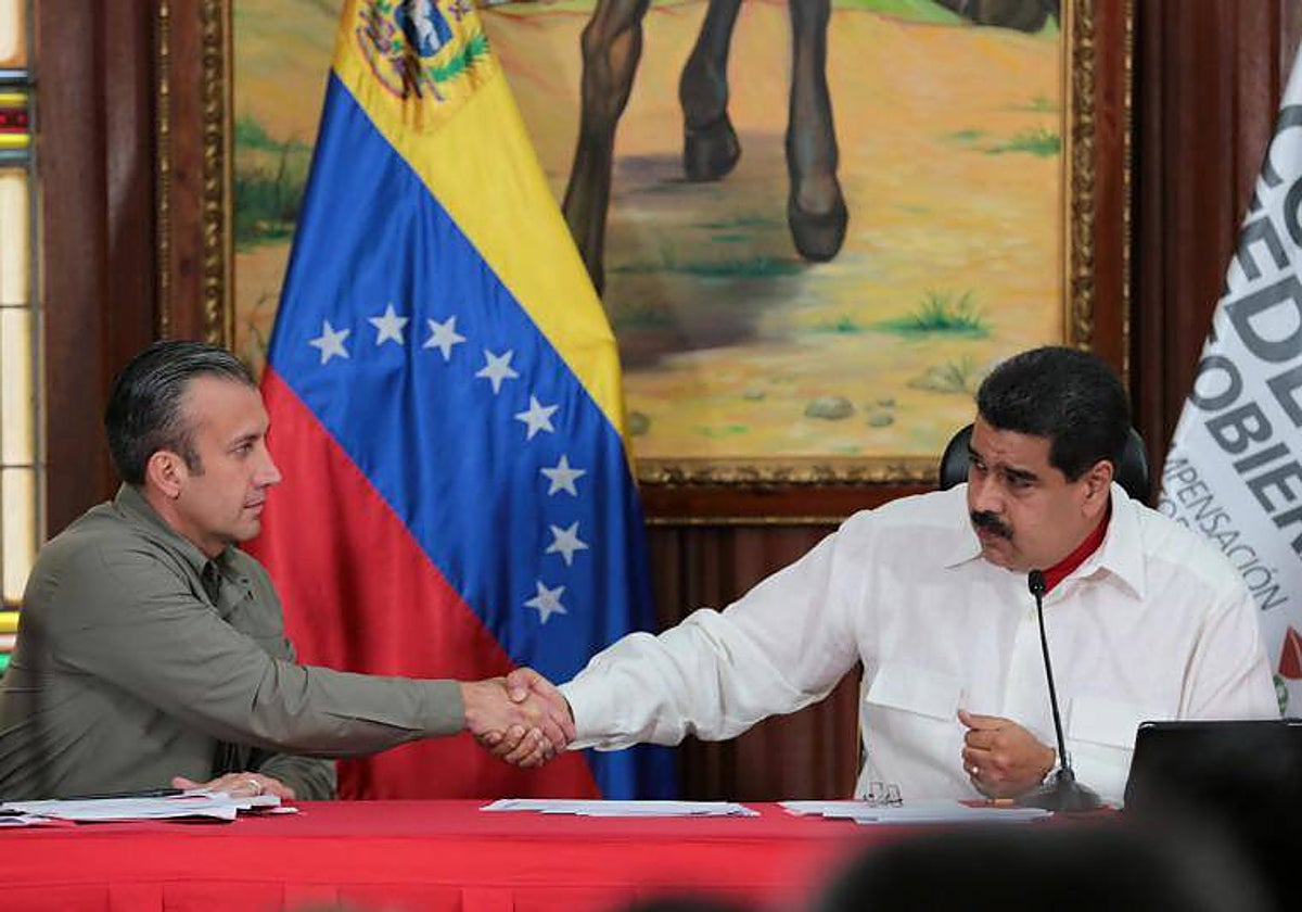 Tareck El Aissami, presidente de Petróleos de Venezuela, y Nicolás Maduro