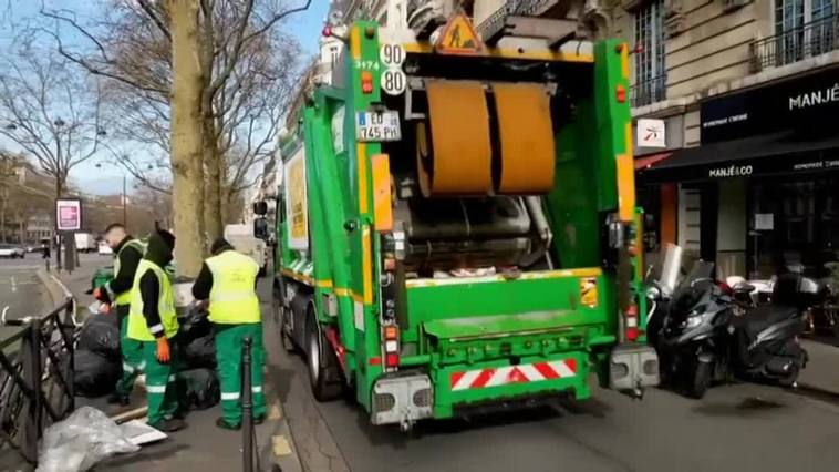 Comienzan a retirar las montañas de basura que llevan dos semanas acumulándose en París