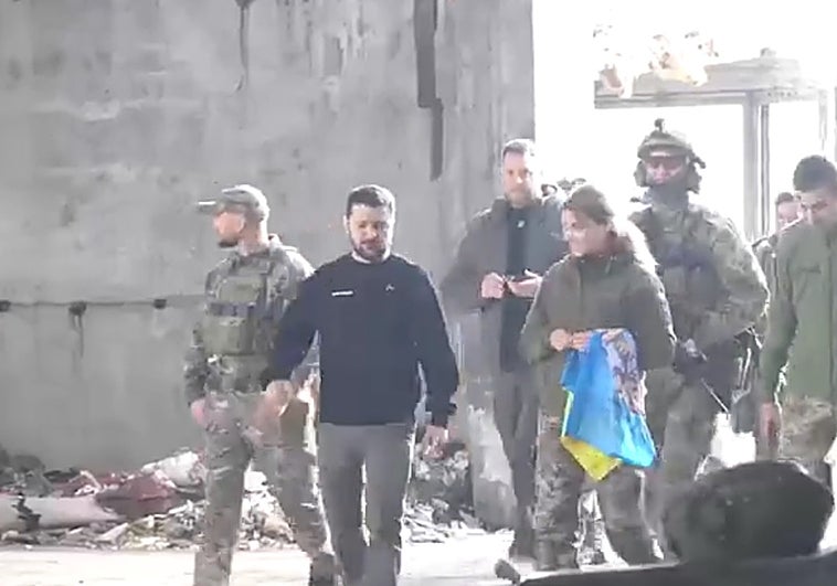 Zelenski visitó el frente cerca de Bajmut, ciudad asediada por las fuerzas rusas