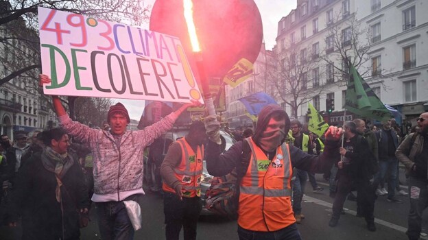 Varios manifestantes protestan en París contra el decretazo de las pensiones