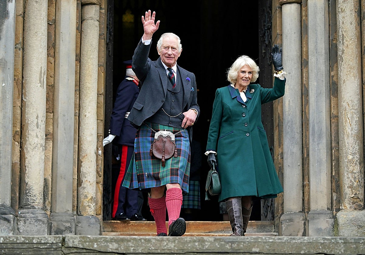 El Rey Carlos III y la reina consorte Camila durante una visita a Escocia