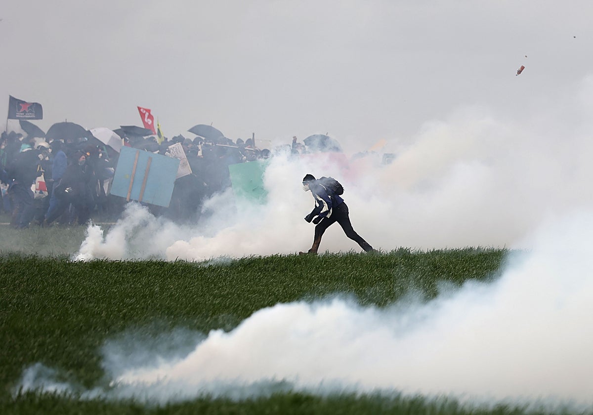 Manifestantes rodeados de gases lacrimógenos, chocan con gendarmes antidisturbios durante una manifestación en Sainte-Soline
