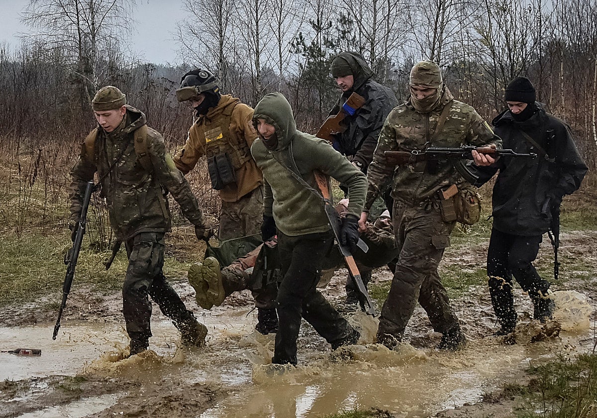 Ejercicios militares en Leópolis para civiles ucranianos