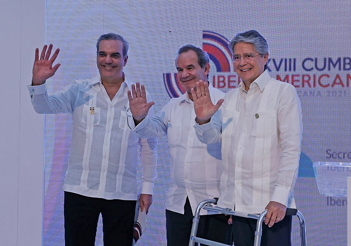 El presidente de República Dominicana, Luis Abinader (der.), junto a su homólogo de Ecuador, Guillermo Lasso (izq.), y el secretario general iberoamericano, Andrés Allamand (c),