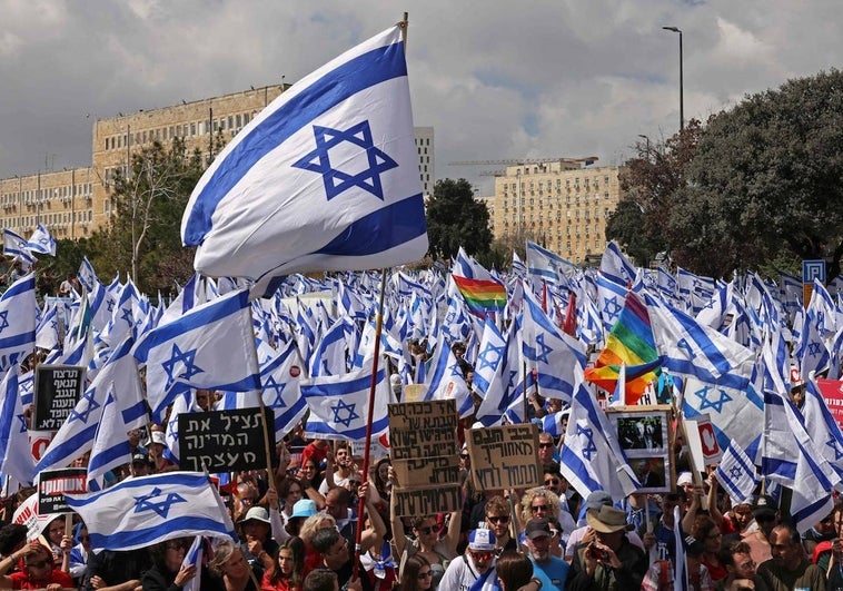 La protesta masiva obliga a Netanyahu a retrasar la reforma de la Justicia