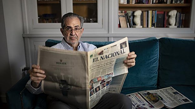 Miguel Henrique Otero sostiene un ejemplar de 'El Nacional', en su domicilio de Madrid, donde reside