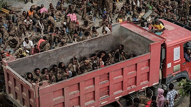 Soldados etíopes cautivos heridos llegan en un camión a Mekele, capital de Tigray