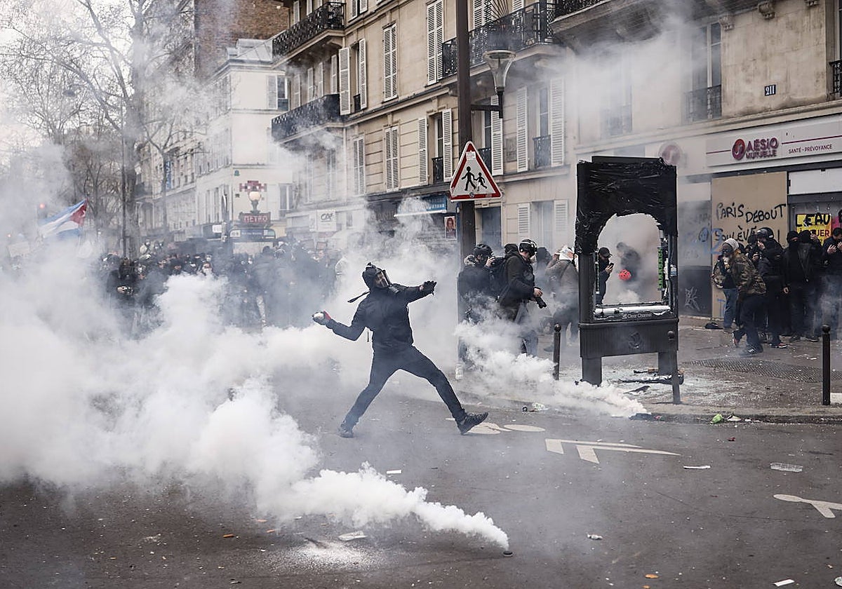 Enfrentamientos entre la Policía y los manifestantes en París durante las movilizaciones por la reforma