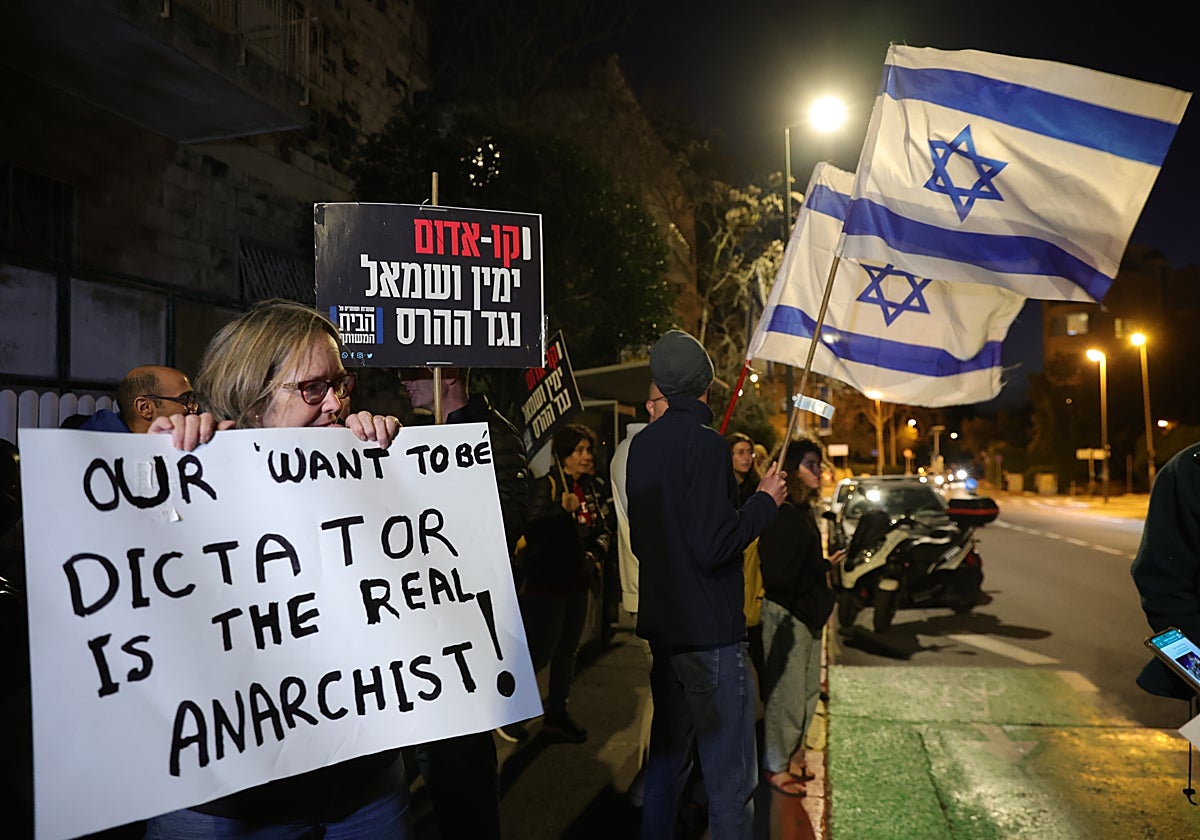 Personas protestan contra la reforma de la justicia