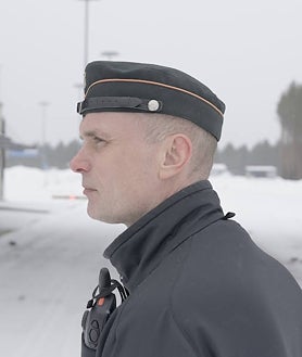 Imagen secundaria 2 - Arriba, Sara, que ve con buenos ojos la entrada en la OTAN. A la izquierda, Elija, una taxista a la que no le convence la adhesión. A la derecha, un guarda fronterizo